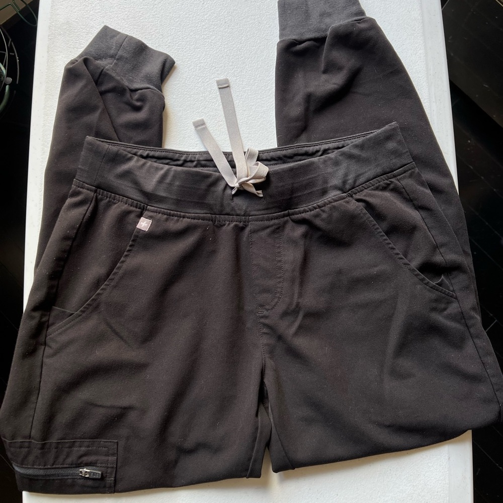 FIGS zamora jogger scrub pant in size S petite